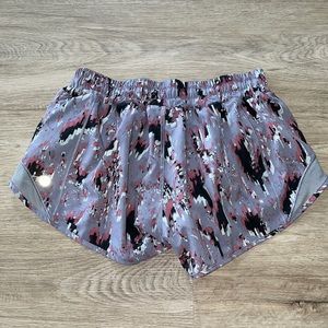 Rare Lululemon Hotty Hot Shorts 2.5- size 6